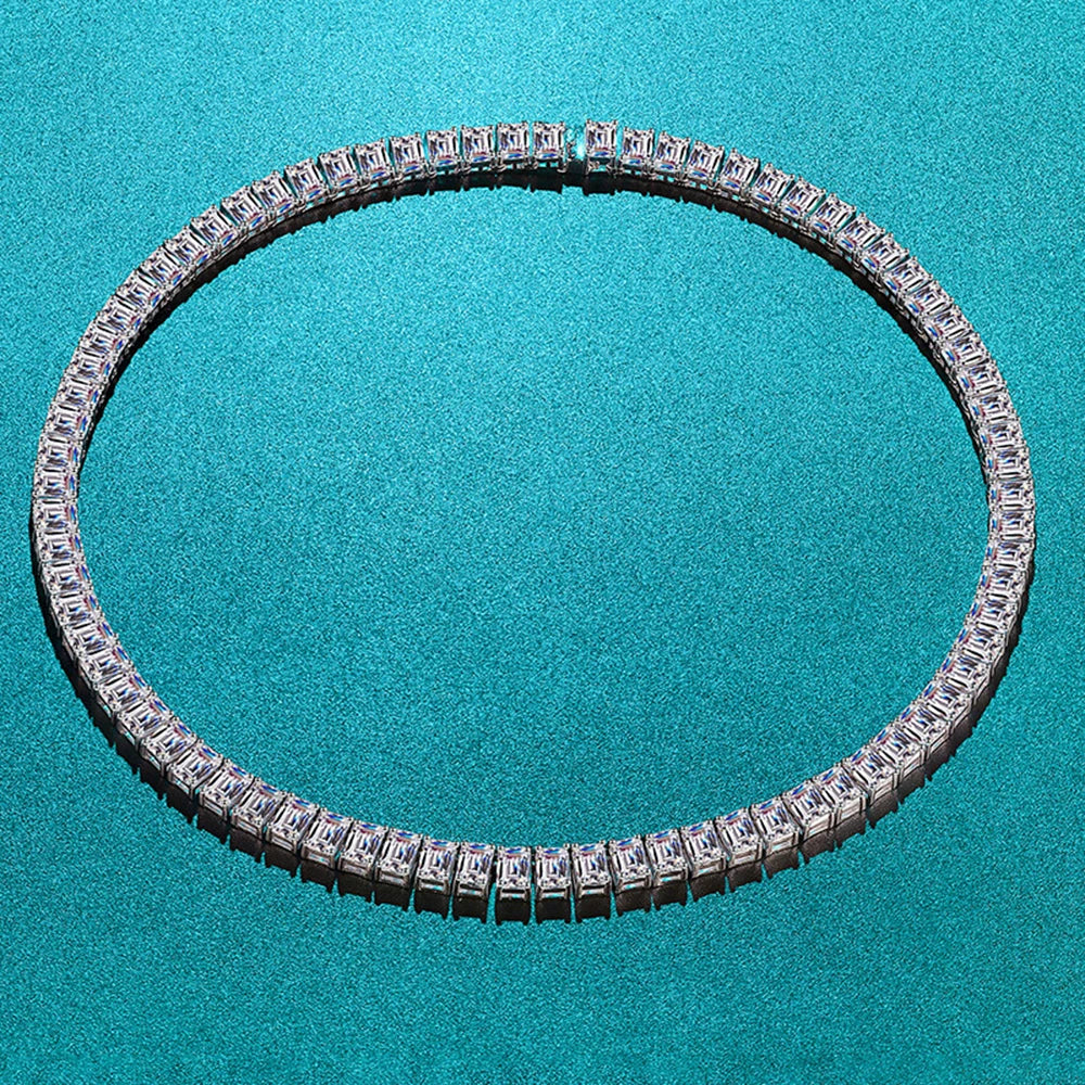 Diamant necklace on a teal background