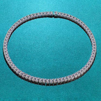 Diamant necklace on a teal background