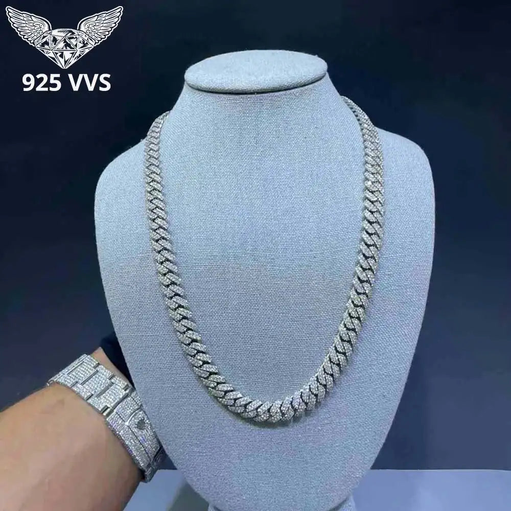 Silver chain necklace on a mannequin bust with '925 VVS' branding.